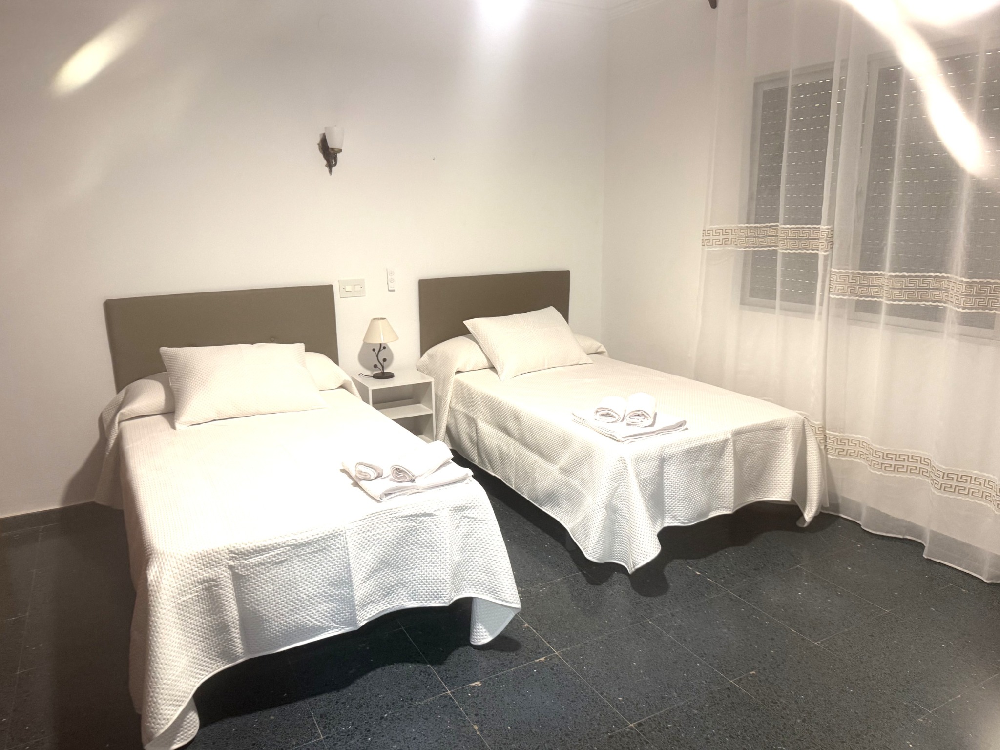 Dormitorio con camas individuales
